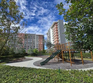 Apartamento con habitación servicio en Venta Zona 14