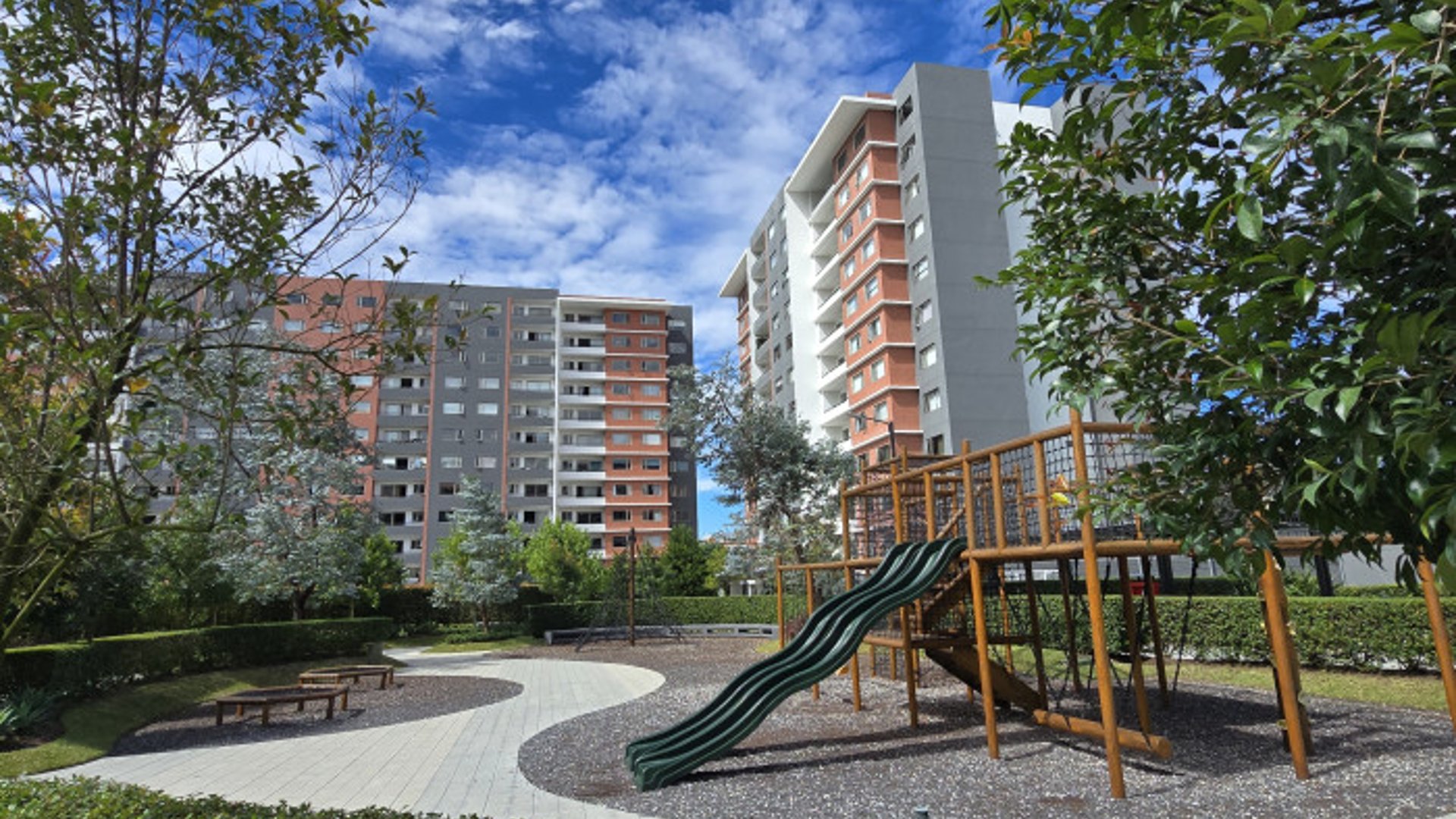 Apartamento con habitación servicio en Venta Zona 14