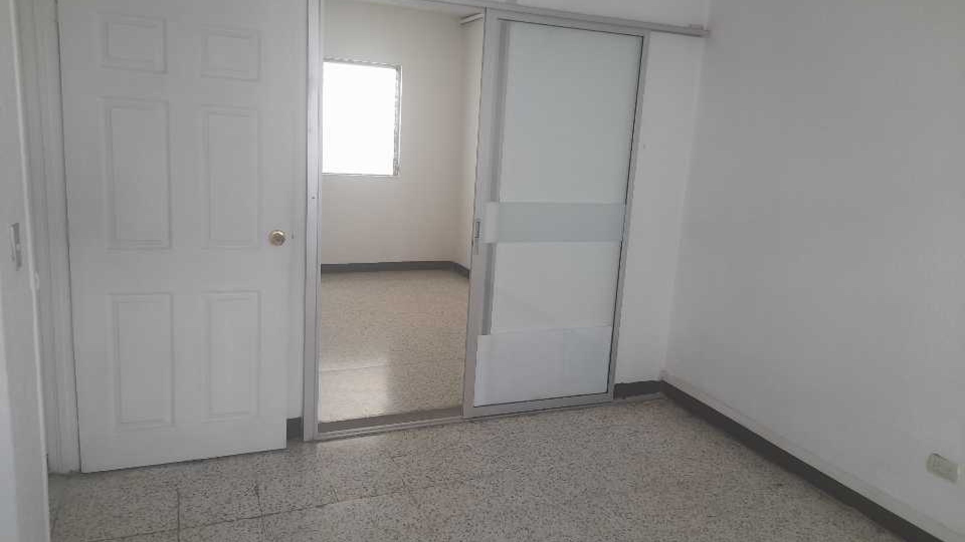 Renta Casa Zona 10, A pocos metros de Hospital Centro Medico - Miniatura 8