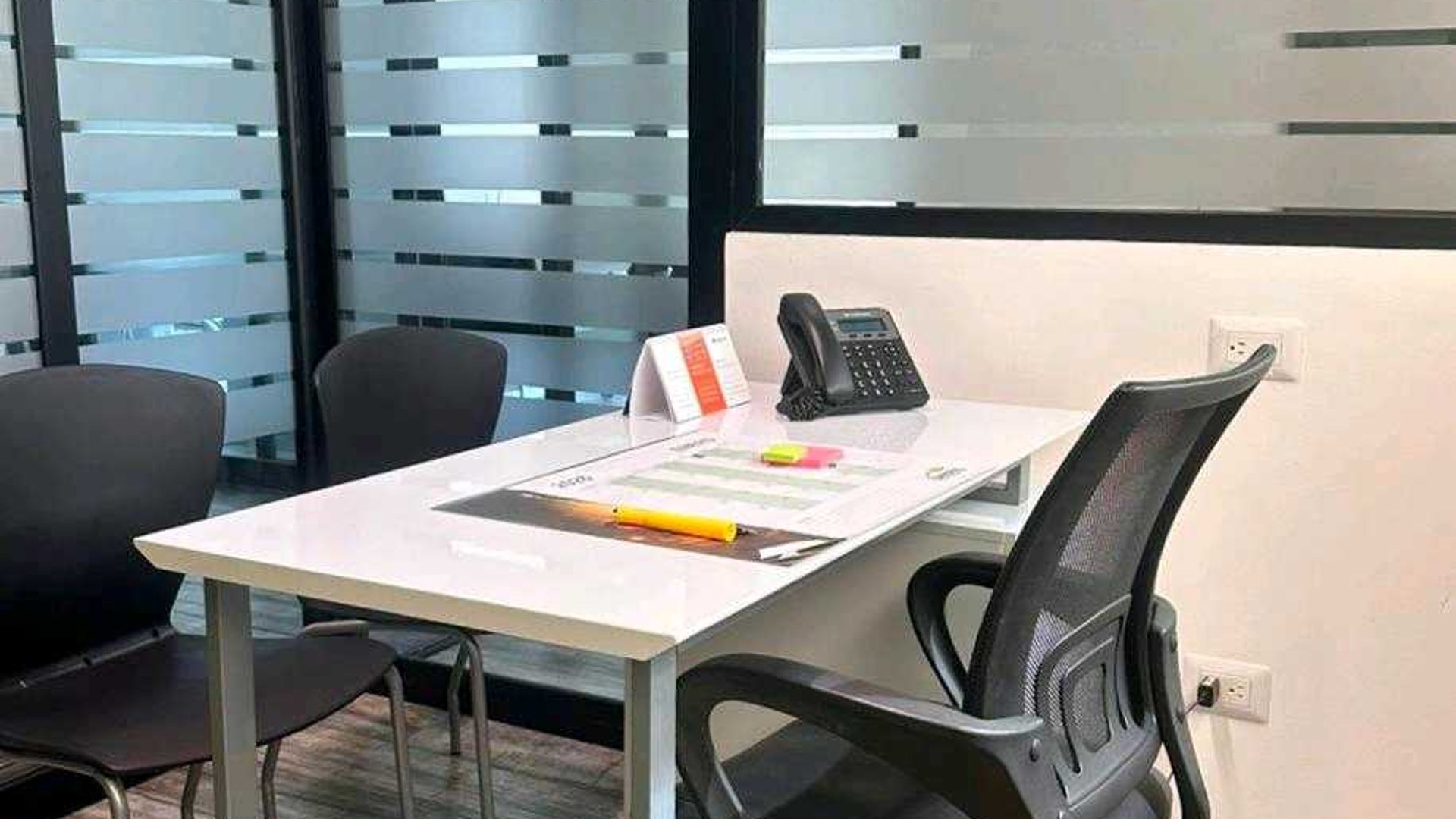 OFICINA PRIVADA EN ALQUILER???? Edificio Pialé, Zona 10 - Miniatura 2