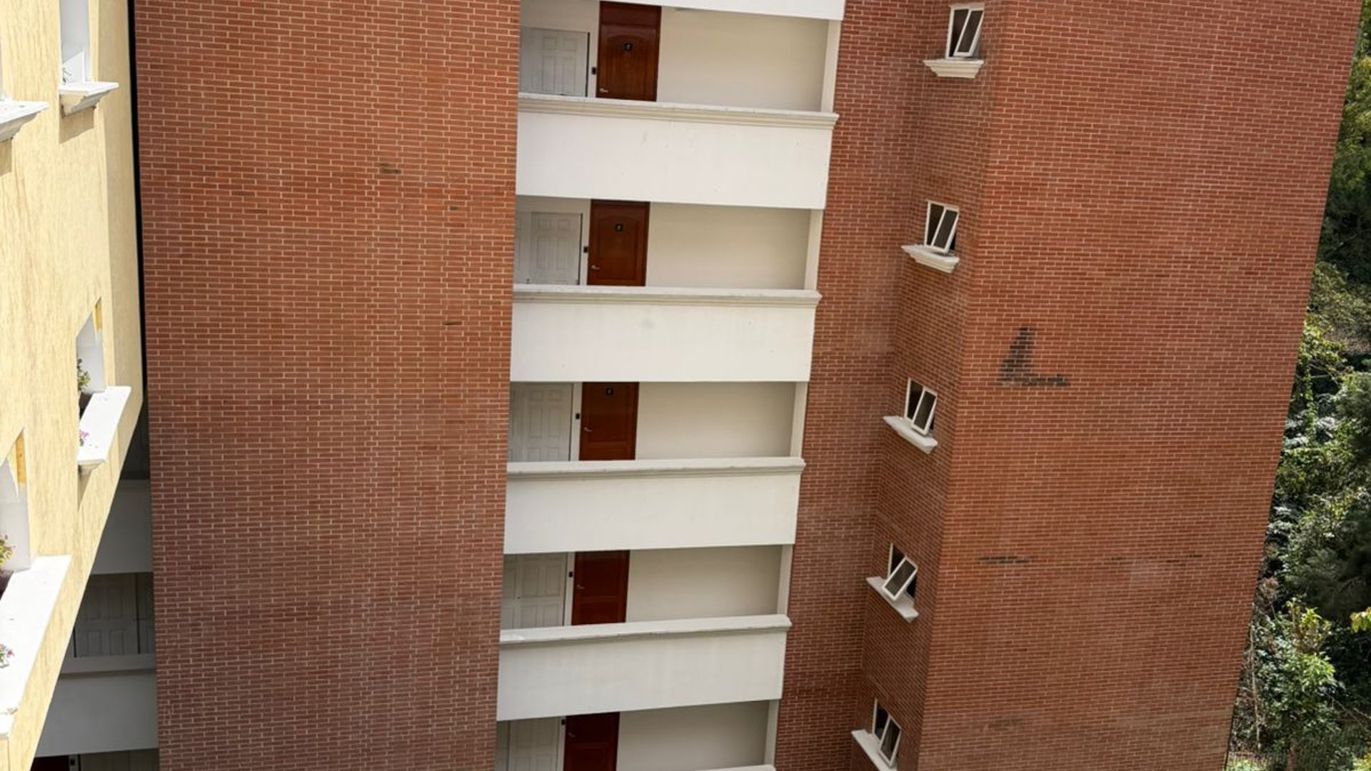 Apartamentos amueblados en renta zona 16 – La Montaña - Image 1