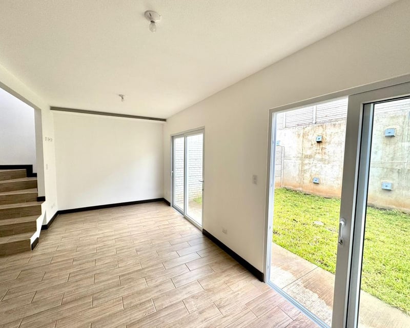 Linda casa en venta para estrenar en Bosques de Santa Elena.