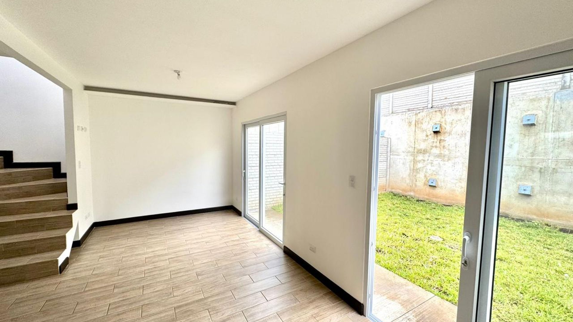 Linda casa en venta para estrenar en Bosques de Santa Elena.