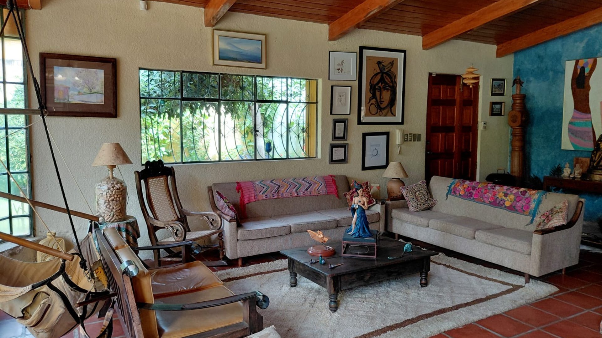 AMPLIA Y ACOGEDORA CASA EN VENTA CON BELLO JARDÍN - Miniatura 5