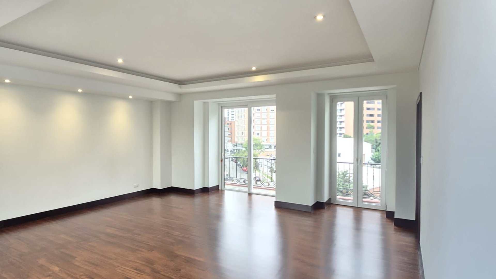 Apartamento en renta zona 14 edificio 5 Avenida de 3 habitaciones + 3 parqueos