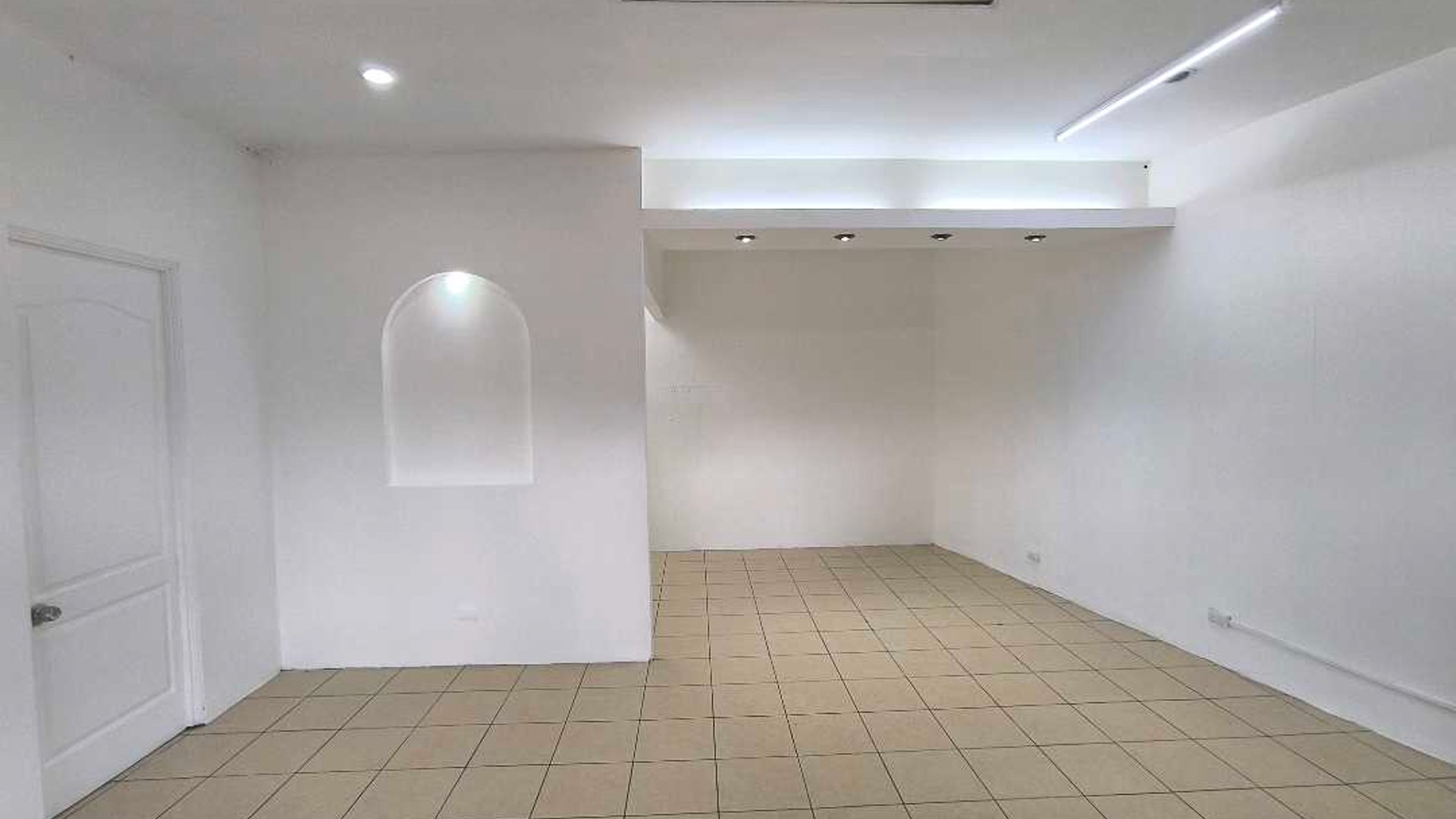 Alquilo Local Comercial en Plaza Utatlan Zona 7 - Miniatura 14
