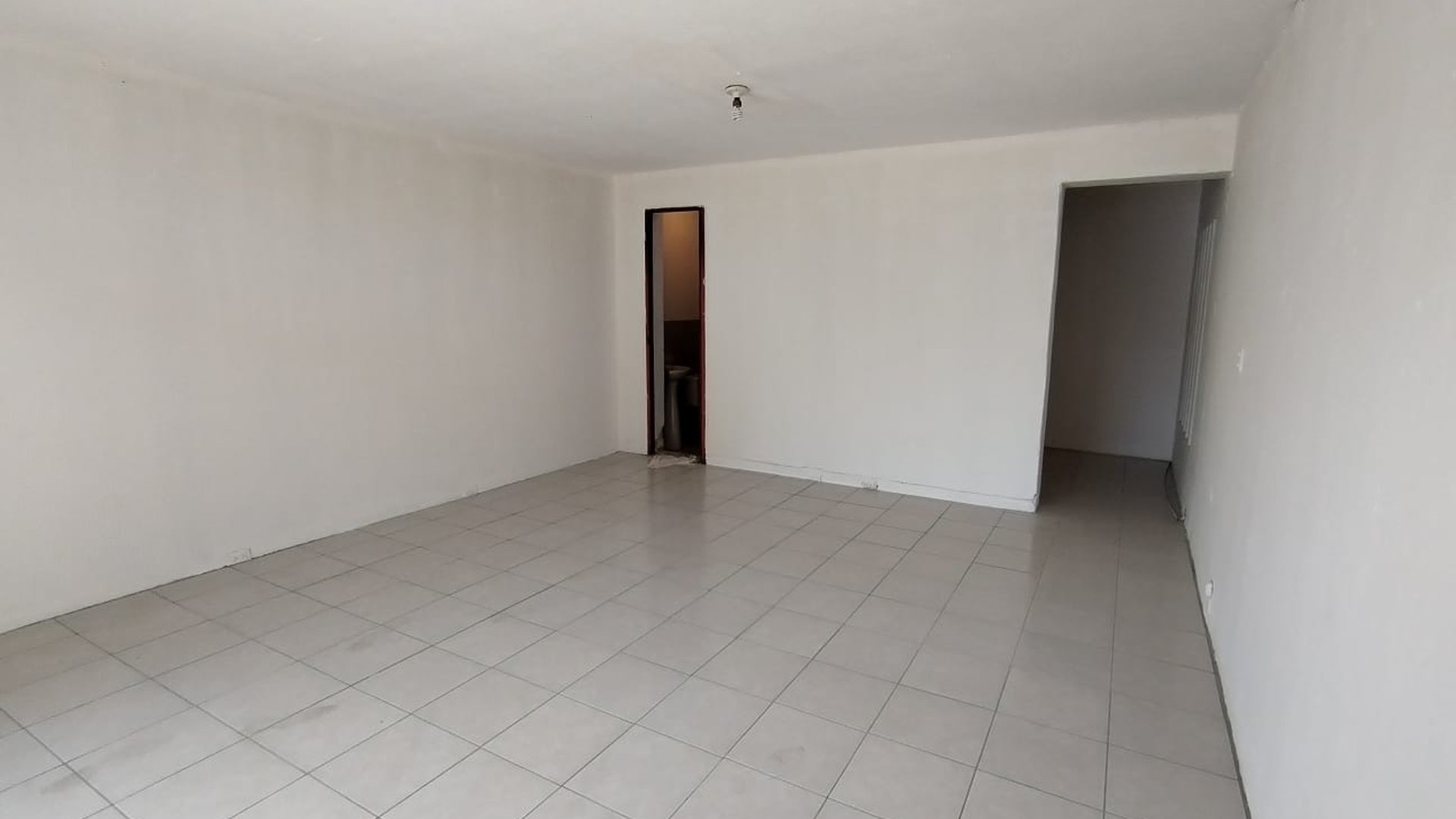 ALQUILO LOCAL COMERCIAL EN ZONA 5 - Miniatura 3