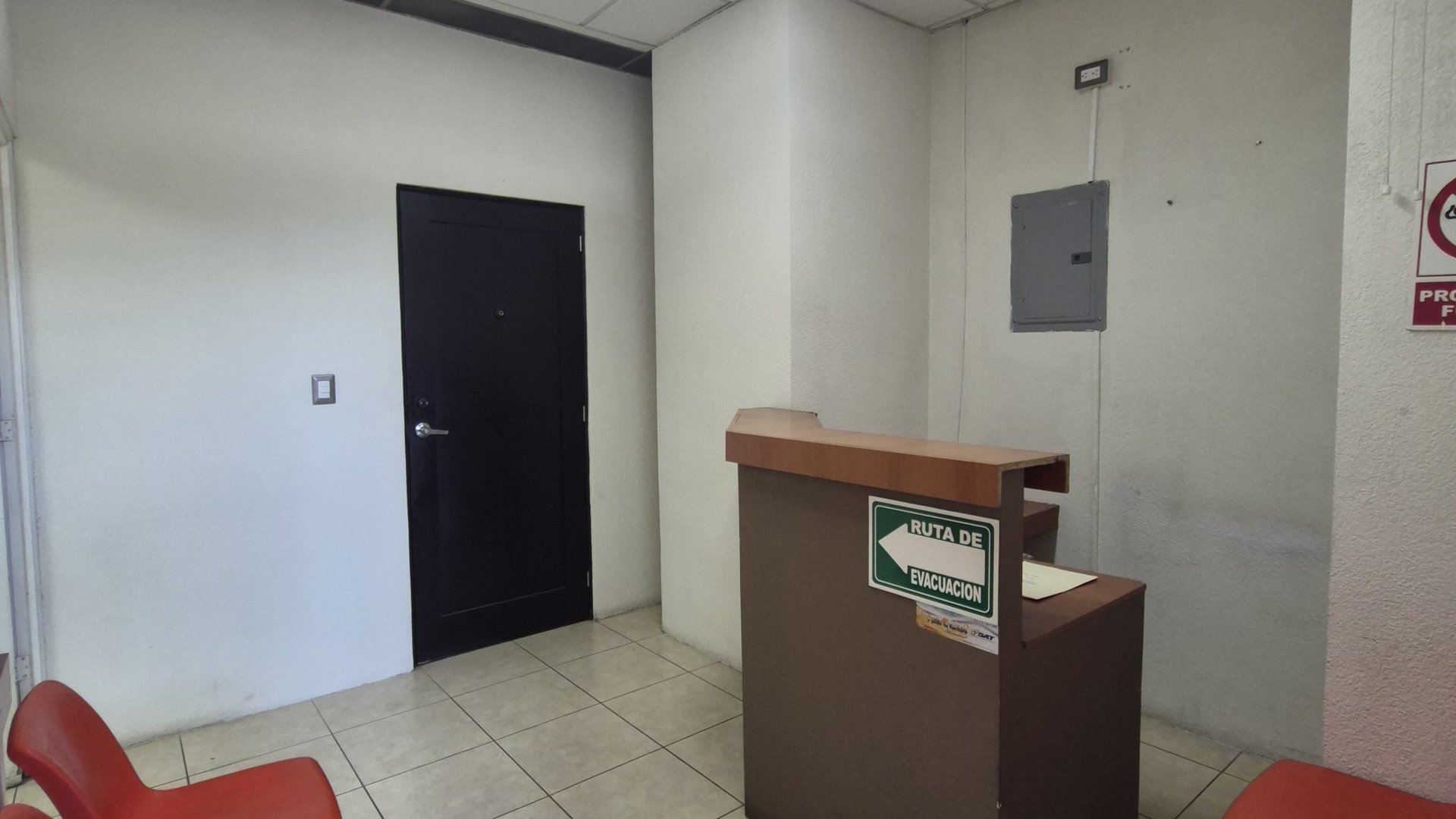OFICINA EN RENTA – EDIFICIO DISTRITO MIRAFLORES | ZONA 11 - Miniatura 3