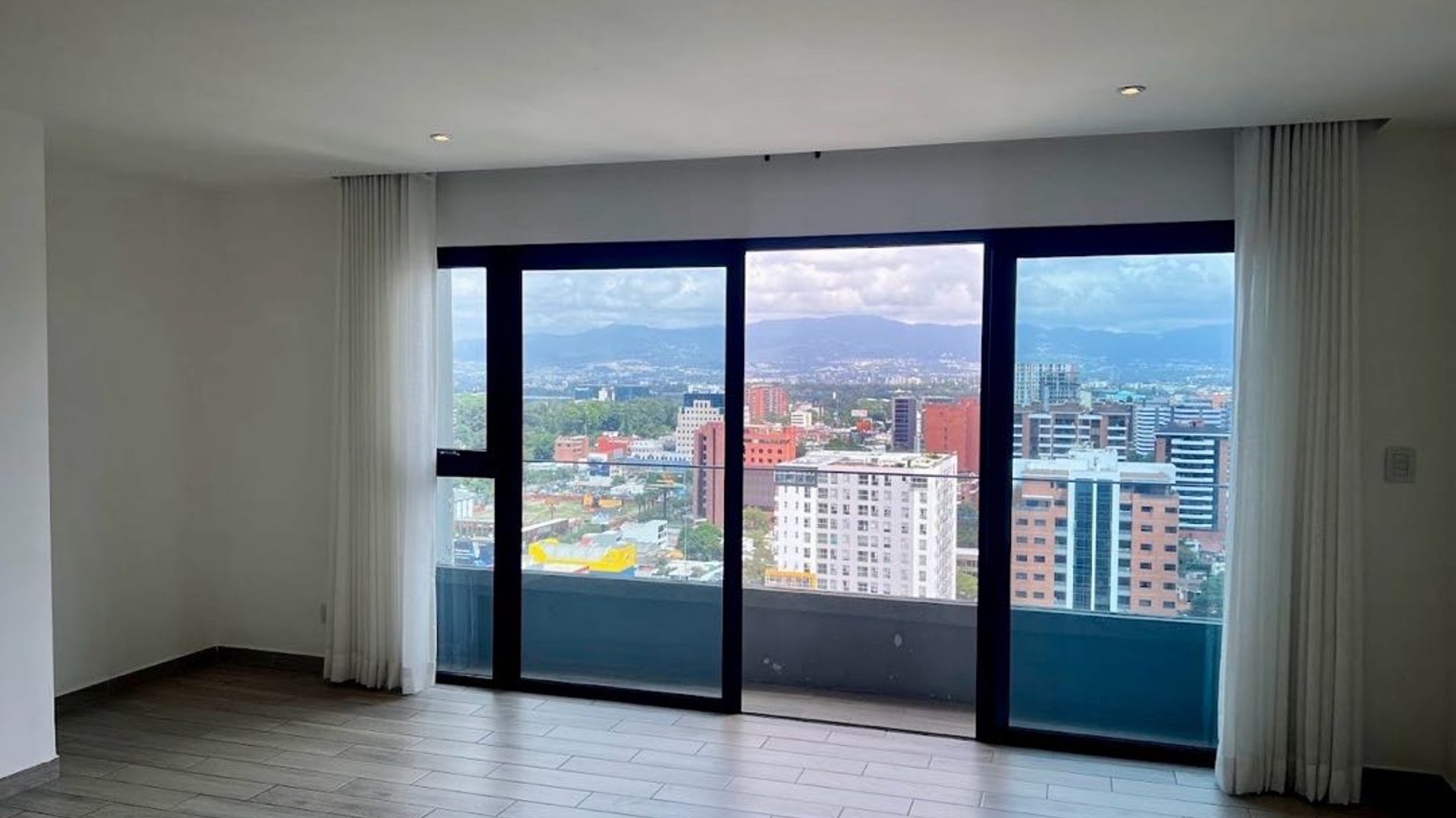 Venta apartamento 3 Dormitorios | Parque 10 Zona 10 - Miniatura 3