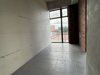 Local u oficina en renta en zona 10 para estrenar - 2