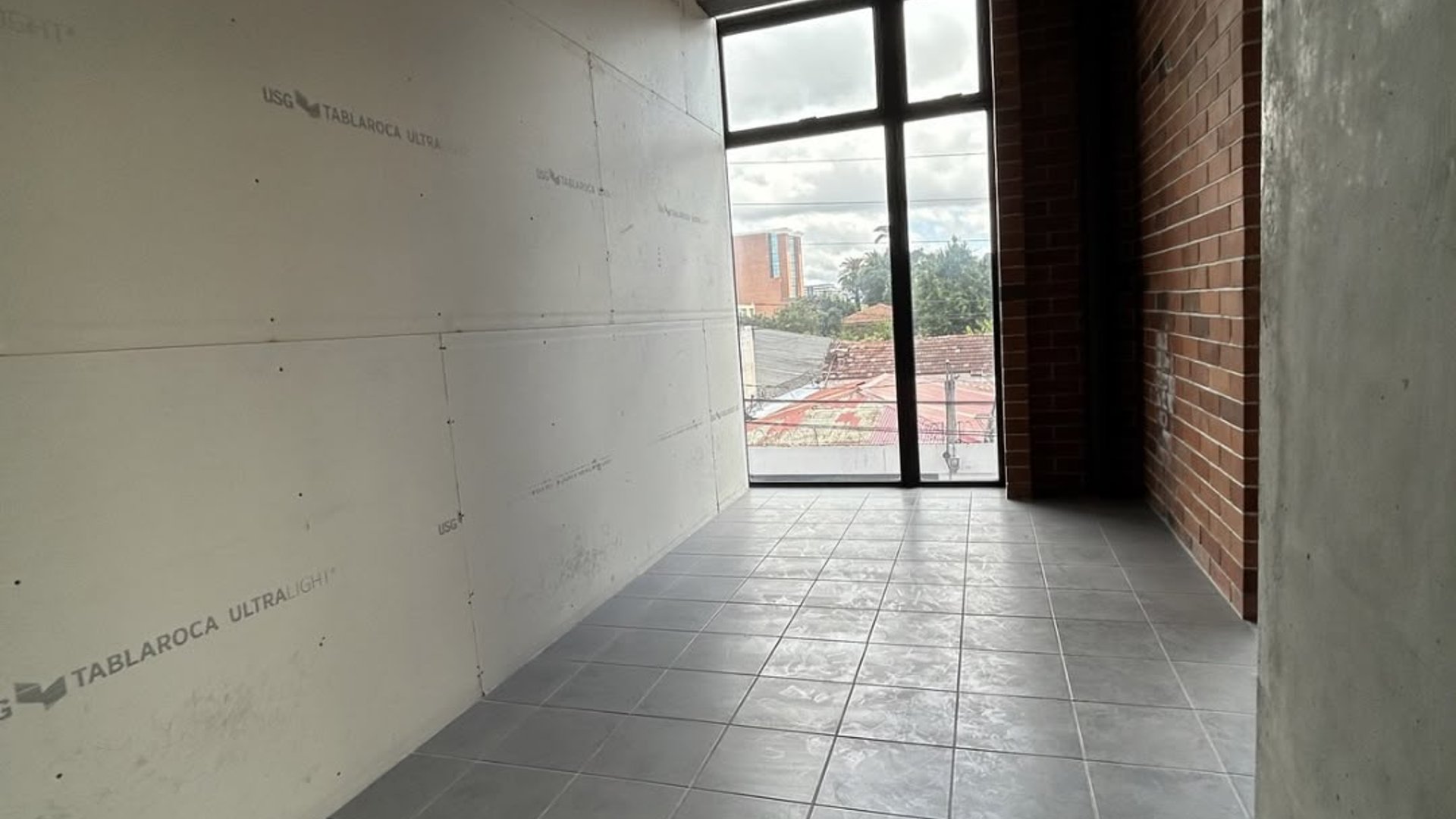 Local u oficina en renta en zona 10 para estrenar - Miniatura 2