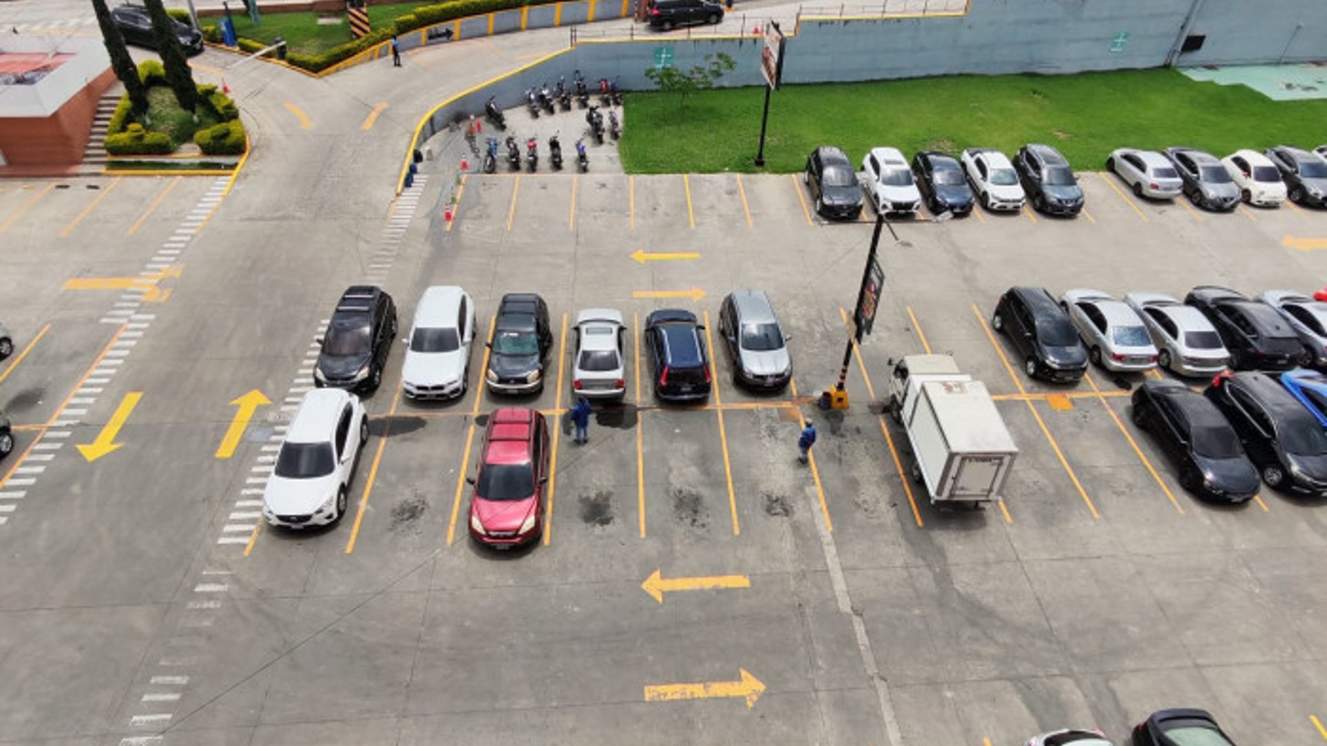 Rento Oficina Comercial zona 12 Plaza Canada - Miniatura 3