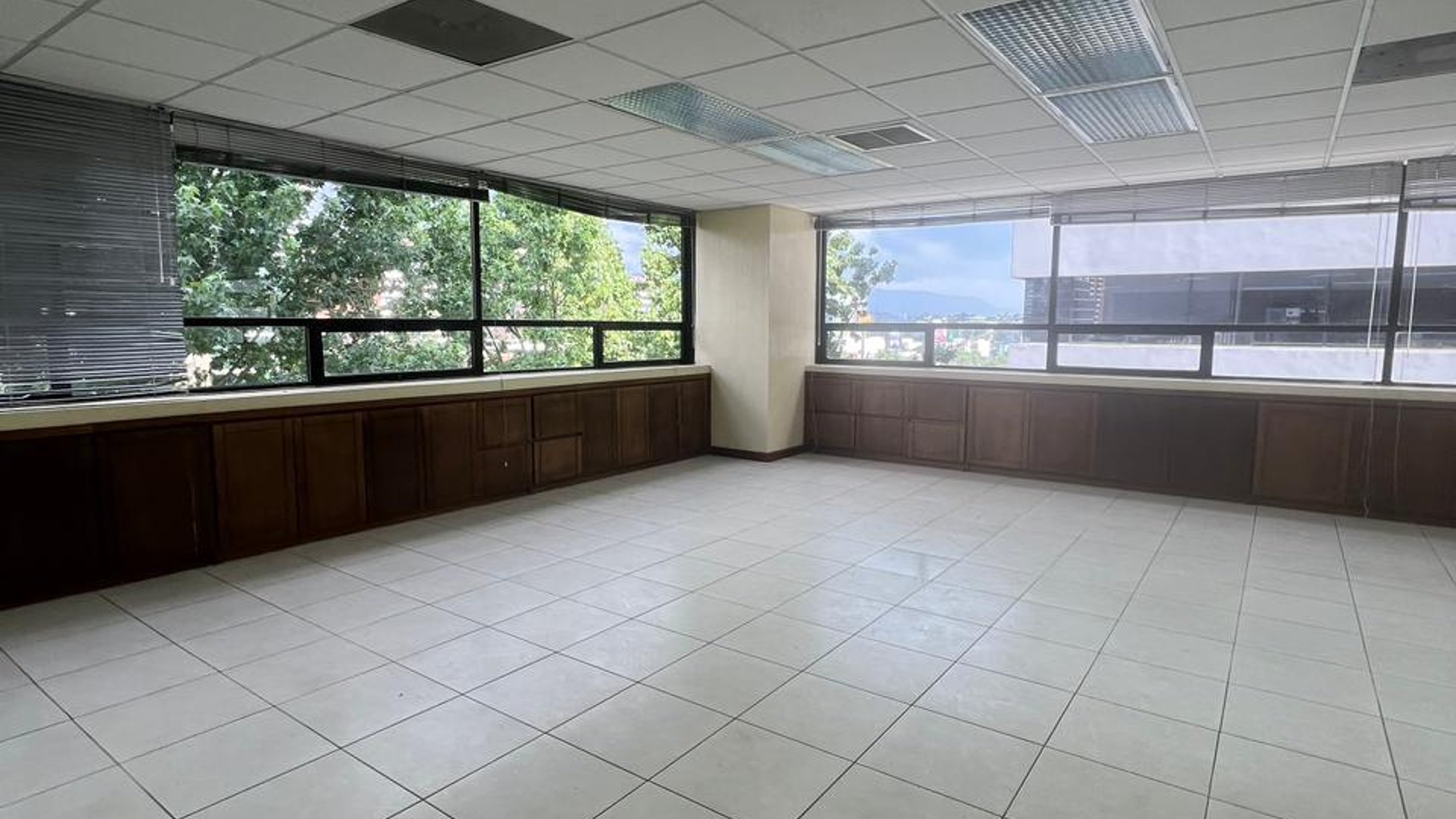 Aquilo Amplias Oficinas en Centro Empresarial zona 10
