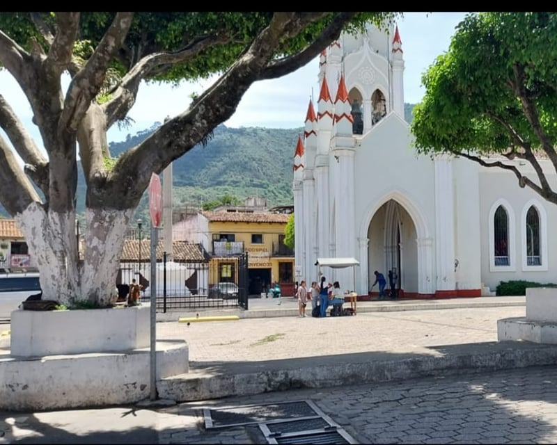 En Antigua Guatemala, casa grande  sobre calle real,  San Felipe de Jesus.