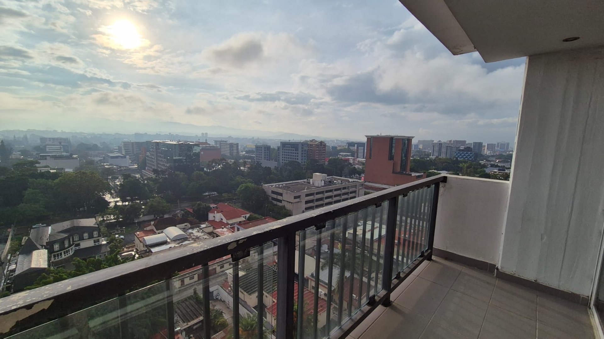 EN VENTA AMPLIO APARTAMENTO REMODELADO ZONA 10 - Miniatura 9