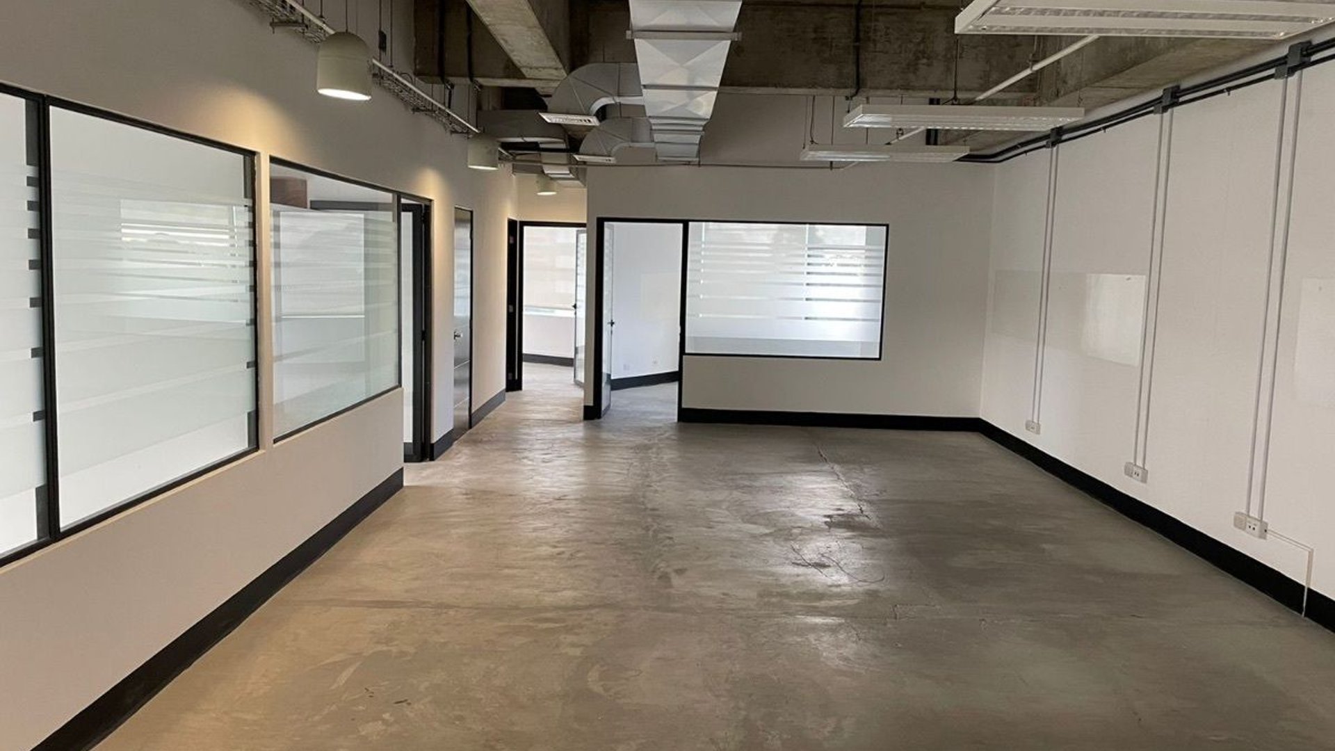 DESIGN CENTER / Oficina en venta, zona 10