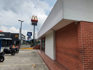 Rento Local Comercial el Plaza Canadá - 3