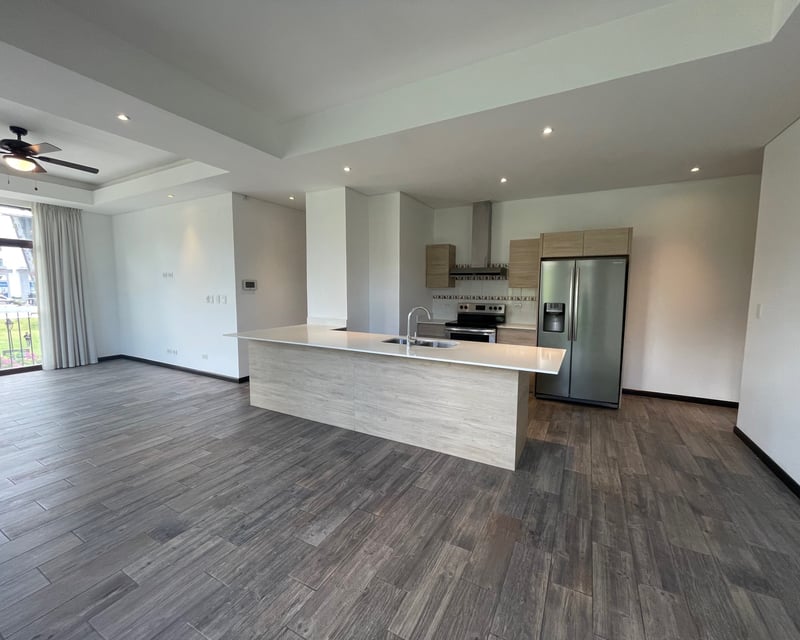 Apartamento en renta de 3 habitaciones con cuarto de servicio en Lirios Cayalá