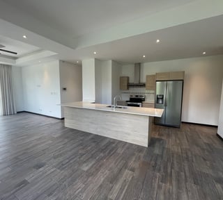 Apartamento en renta de 3 habitaciones con cuarto de servicio en Lirios Cayalá