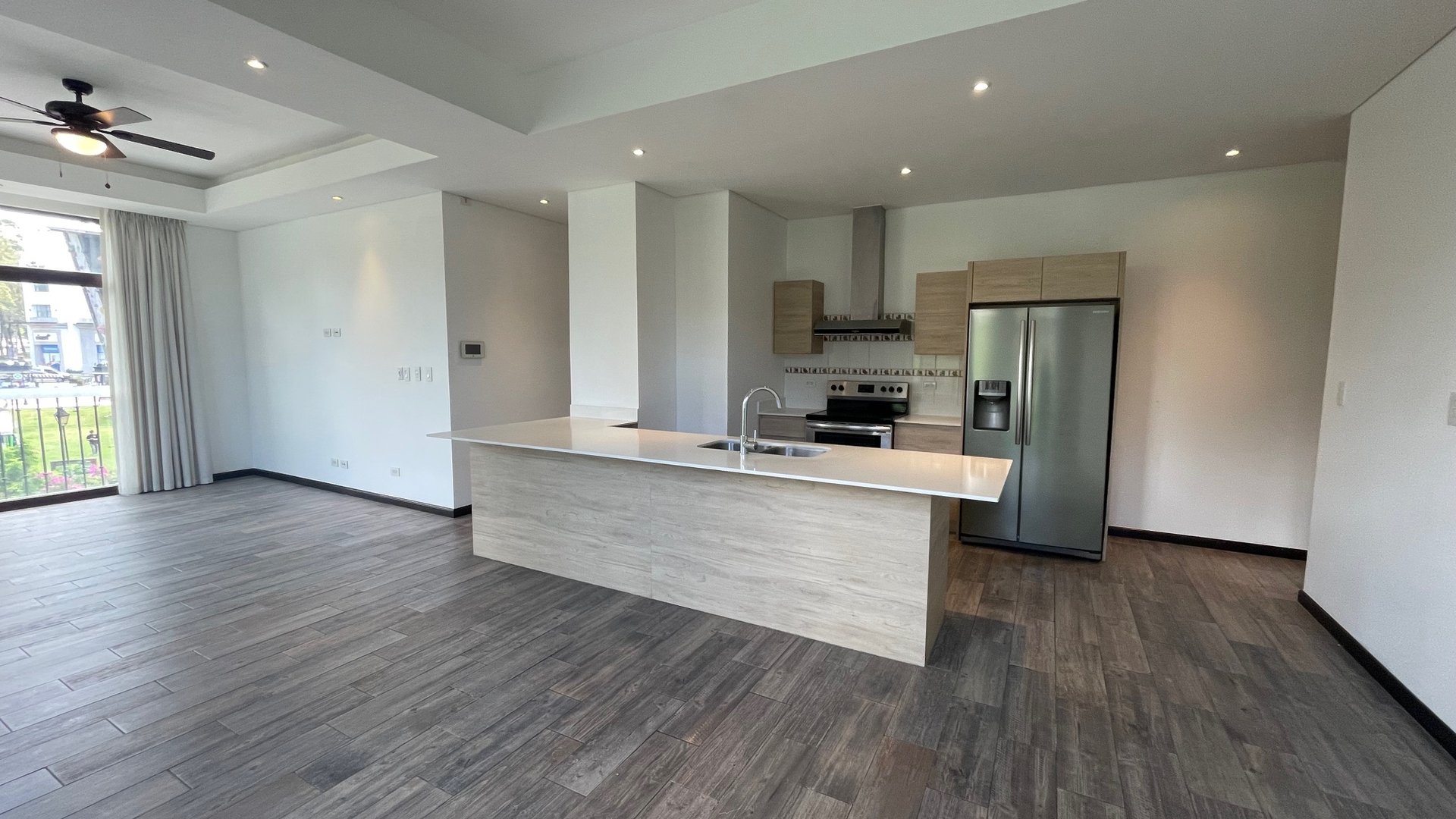 Apartamento en renta de 3 habitaciones con cuarto de servicio en Lirios Cayalá