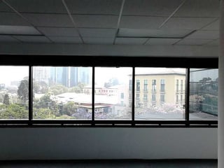 Amplia Oficina en Renta en Zona 10, Ciudad de Guatemala - 4