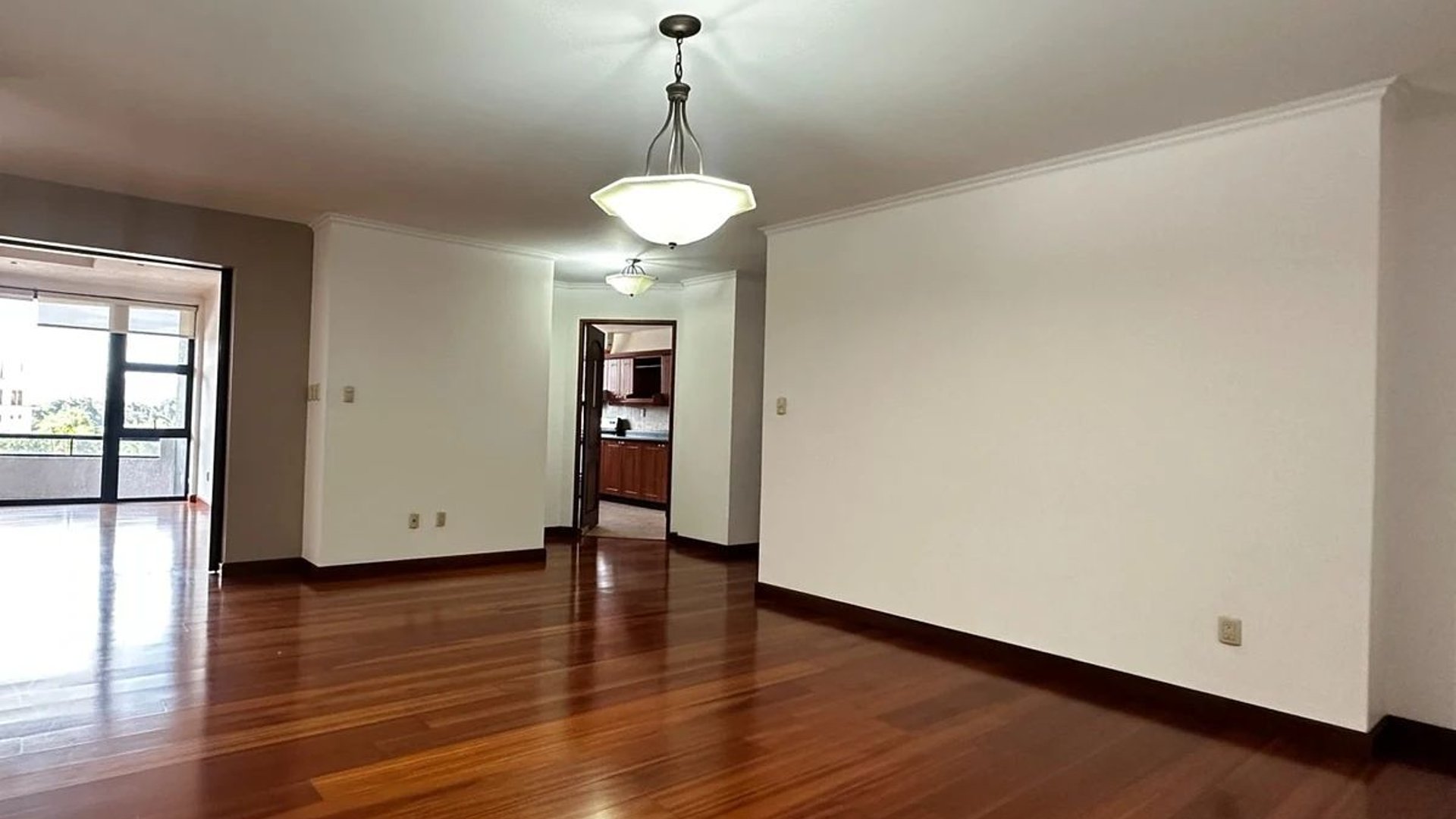 APARTAMENTO EN ALQUILER – EDIFICIO BELLAGIO, ZONA 14 - Miniatura 3