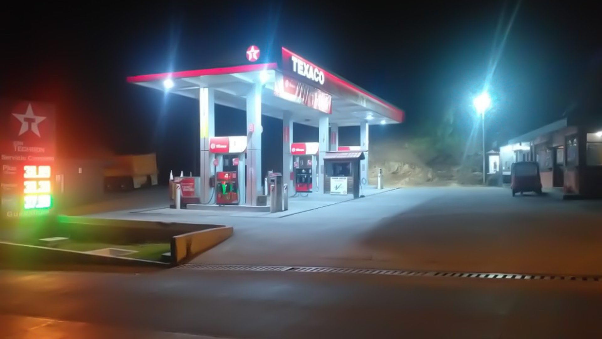 Gasolinera acreditada con 3 terrenos - Image 1