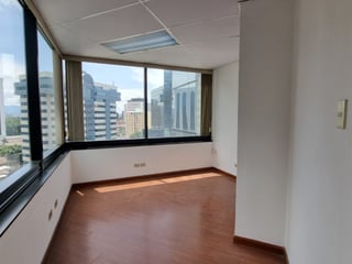 Oficina en Alquiler en la zona 10 Guatemala - Image 3