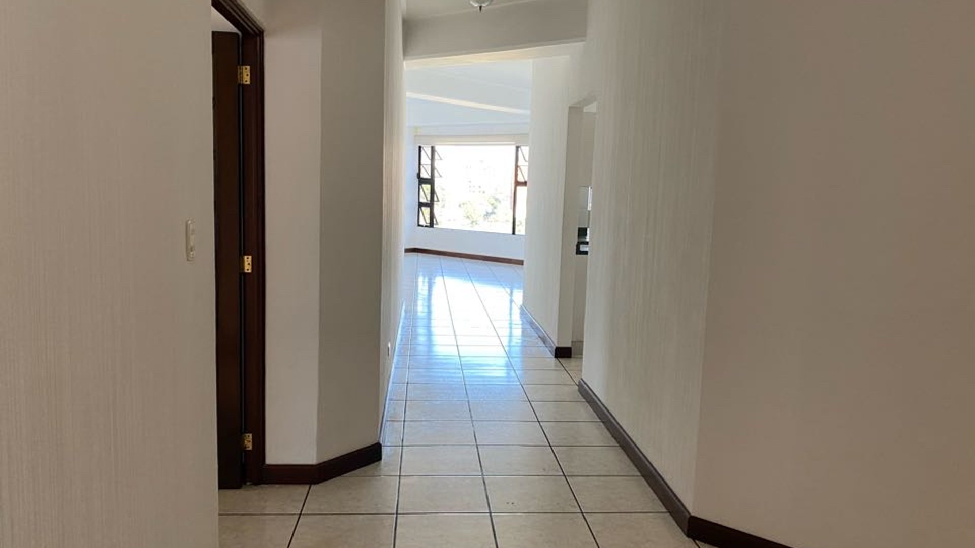 Apartamento amplio en Renta Zona 15, cerca de Metro15 - Miniatura 3