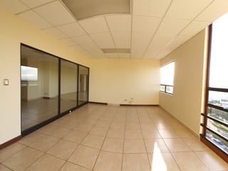 En Renta oficina en Ave. Las Américas zona 13 - 4