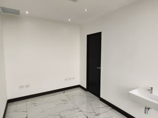 Clinica en renta en Renovati zona 10 - 5