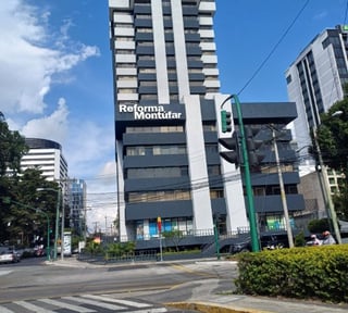 Oficina en Renta Zona 10 Edificio Reforma Montufar