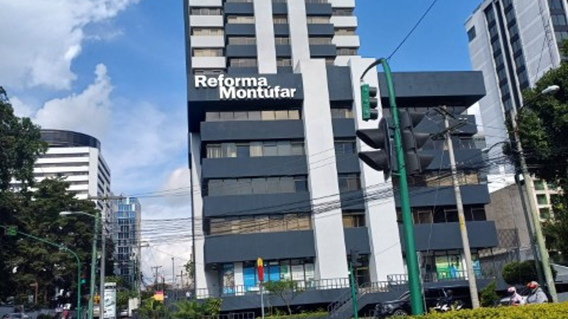 Oficina en Renta Zona 10 Edificio Reforma Montufar