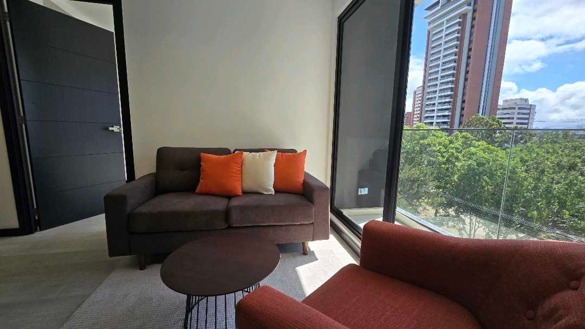 APARTAMENTO SEMIAMUEBLADO EN ALQUILER EN ZONA 13 - Miniatura 3