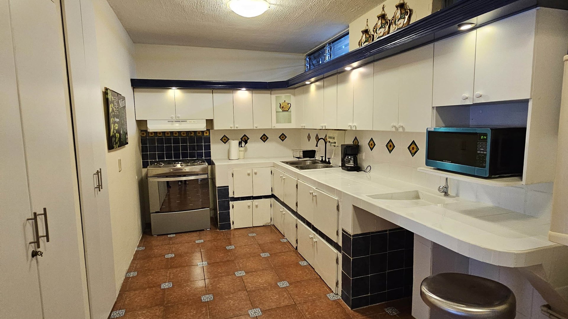 APARTAMENTO AMUEBLADO EN RENTA EN ZONA 9 - Miniatura 4