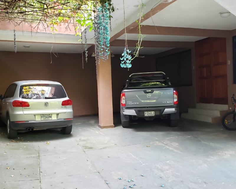Casa en venta, en Zona 16