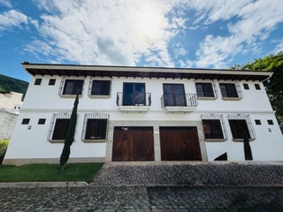 VENTA DE HERMOSA CASA CON ACABADOS DE LUJO - BELLA VISTA, ANTIGUA - 2