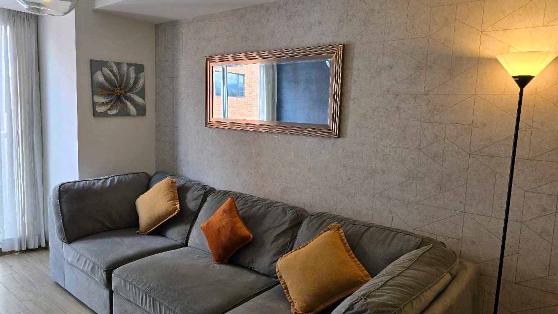 APARTAMENTO AMUEBLADO EN ALQUILER EN ZONA 10 - - Miniatura 2