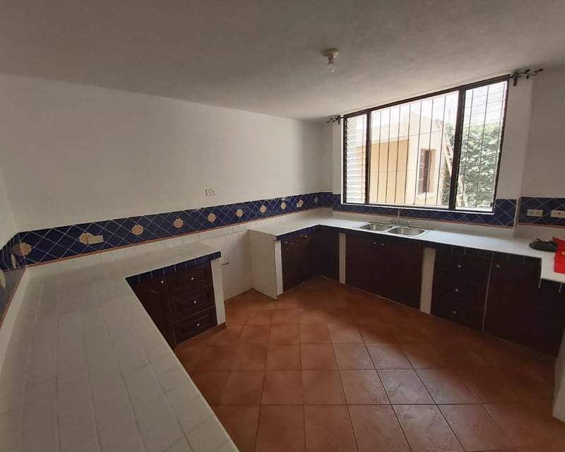 Casa con jardin en venta 4 habitaciones en zona 7 de Mixco Ref-5155