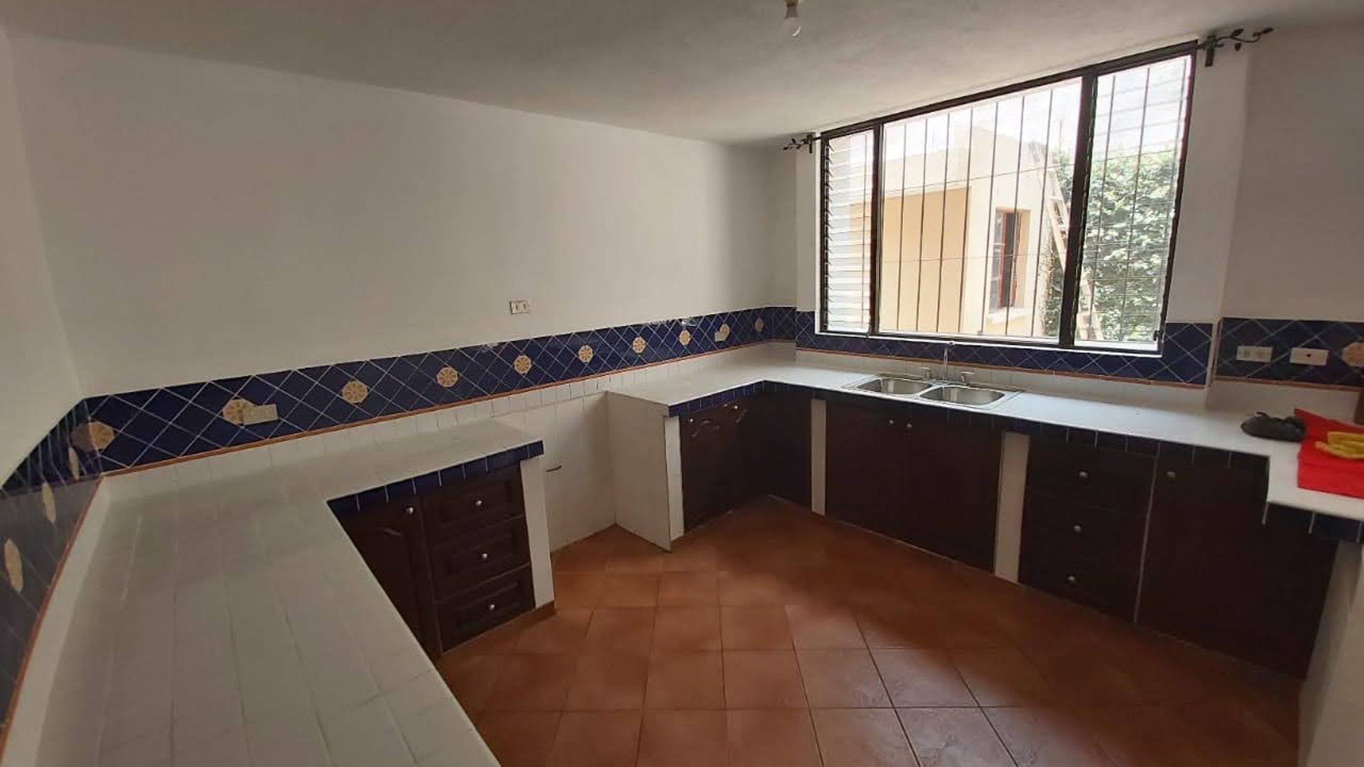 Casa con jardin en venta 4 habitaciones en zona 7 de Mixco Ref-5155