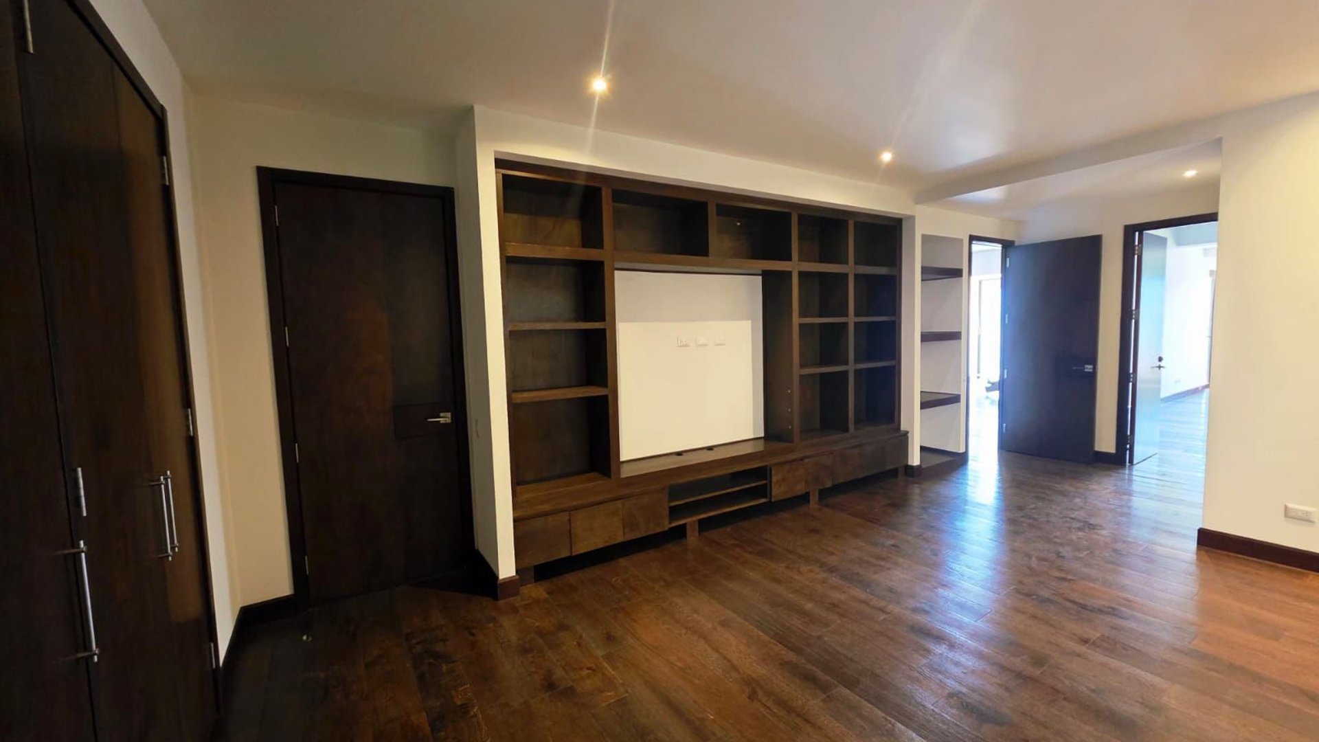 ELEGANTE, COMODO , MODERNO APARTAMENTO SECTOR EXCLUSIVO ZONA 10 - Miniatura 3