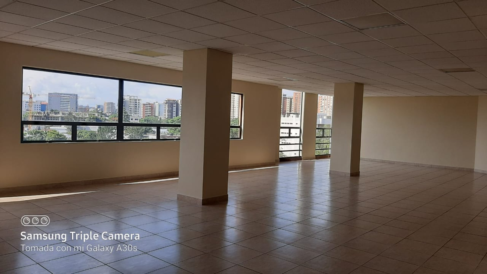 Alquilo amplia oficina en Edificio Condesa II, Zona 13 - Miniatura 2