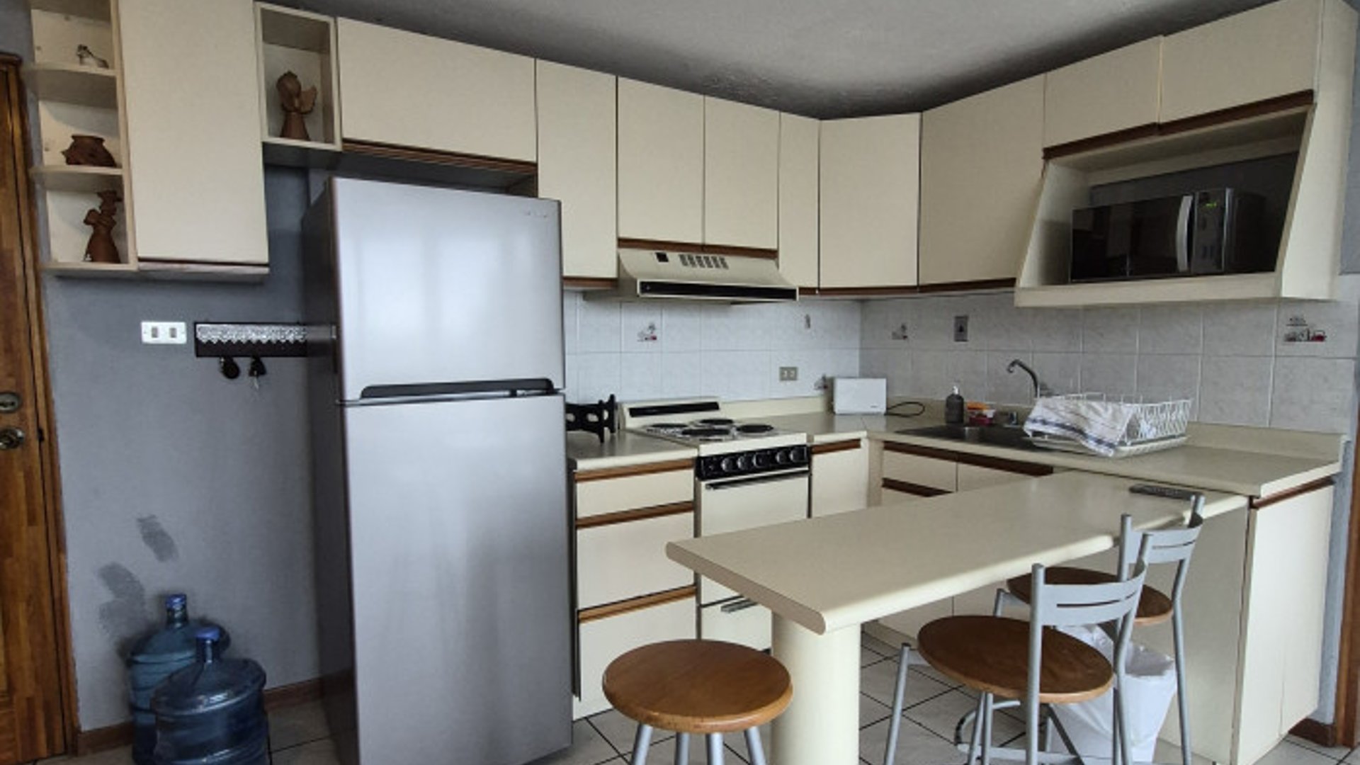 Renta apartamento amplio de 1 habitación en zona 15 VH2 - Miniatura 3