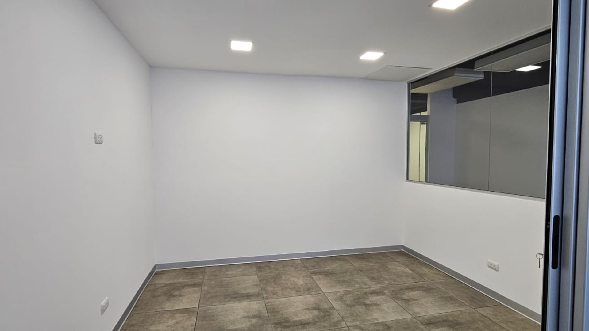 Oficina en alquiler zona 10 edificio Centro Empresarial con 67.80 m² de construcción