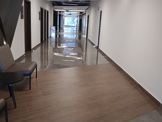 Rento Oficina Comercial en Zona 15 - 3