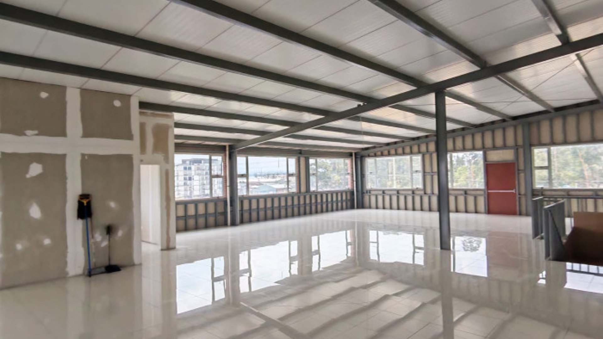 Rento Oficina Comercial en plaza Canadá zona 12 - Miniatura 5