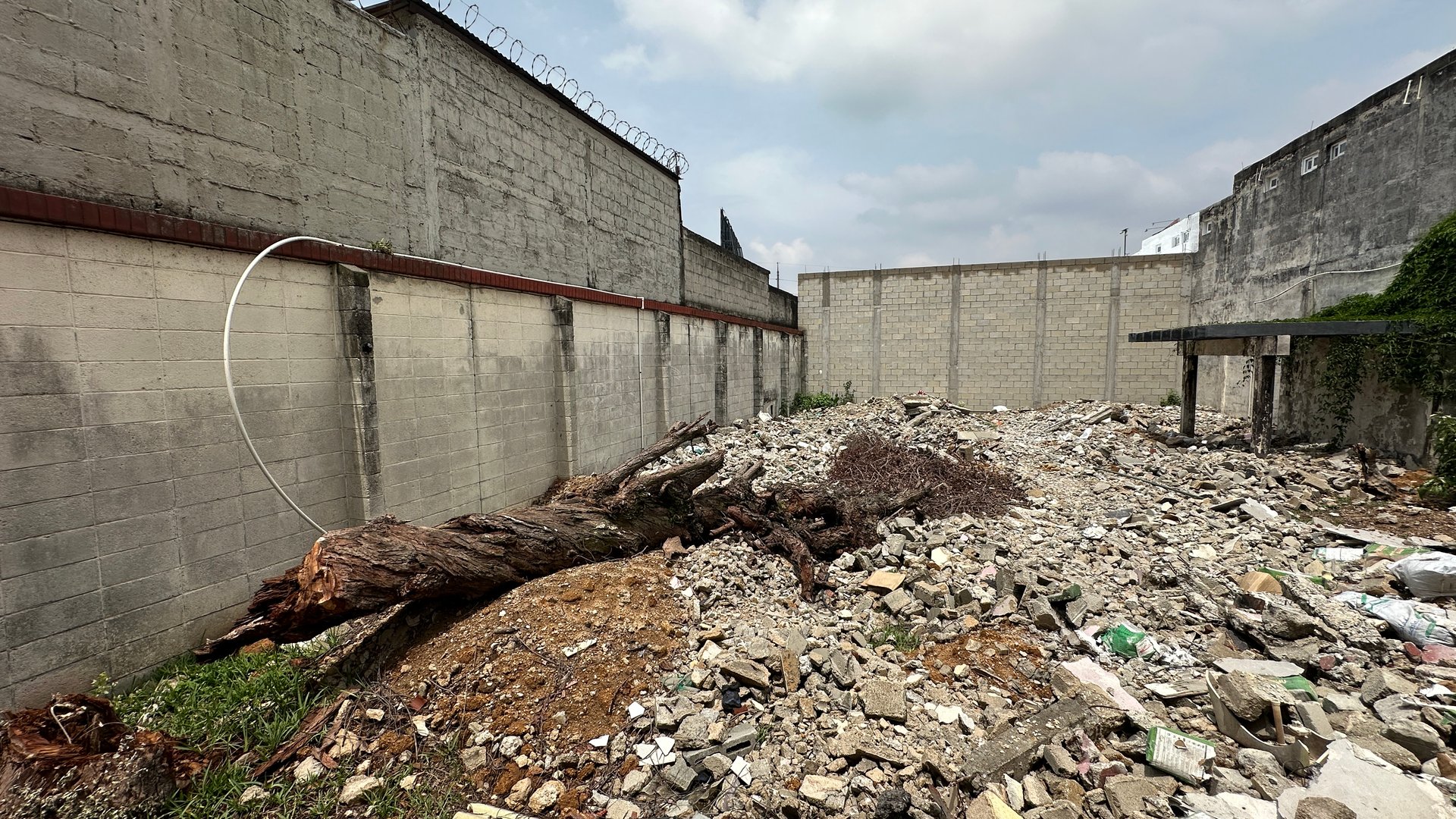 Terreno Comercial en Renta en Calzada Mateo Flores - Miniatura 2