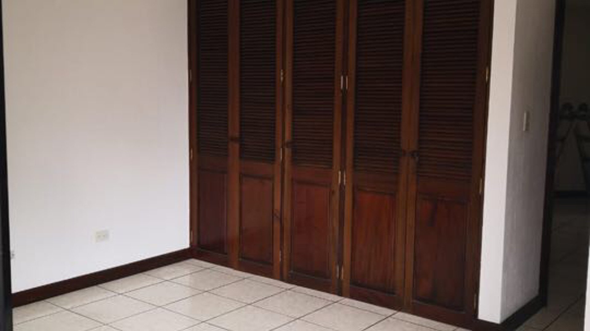 Alquilo amplio apartamento en Primer Nivel en  Zona 15  VH1 - Miniatura 9
