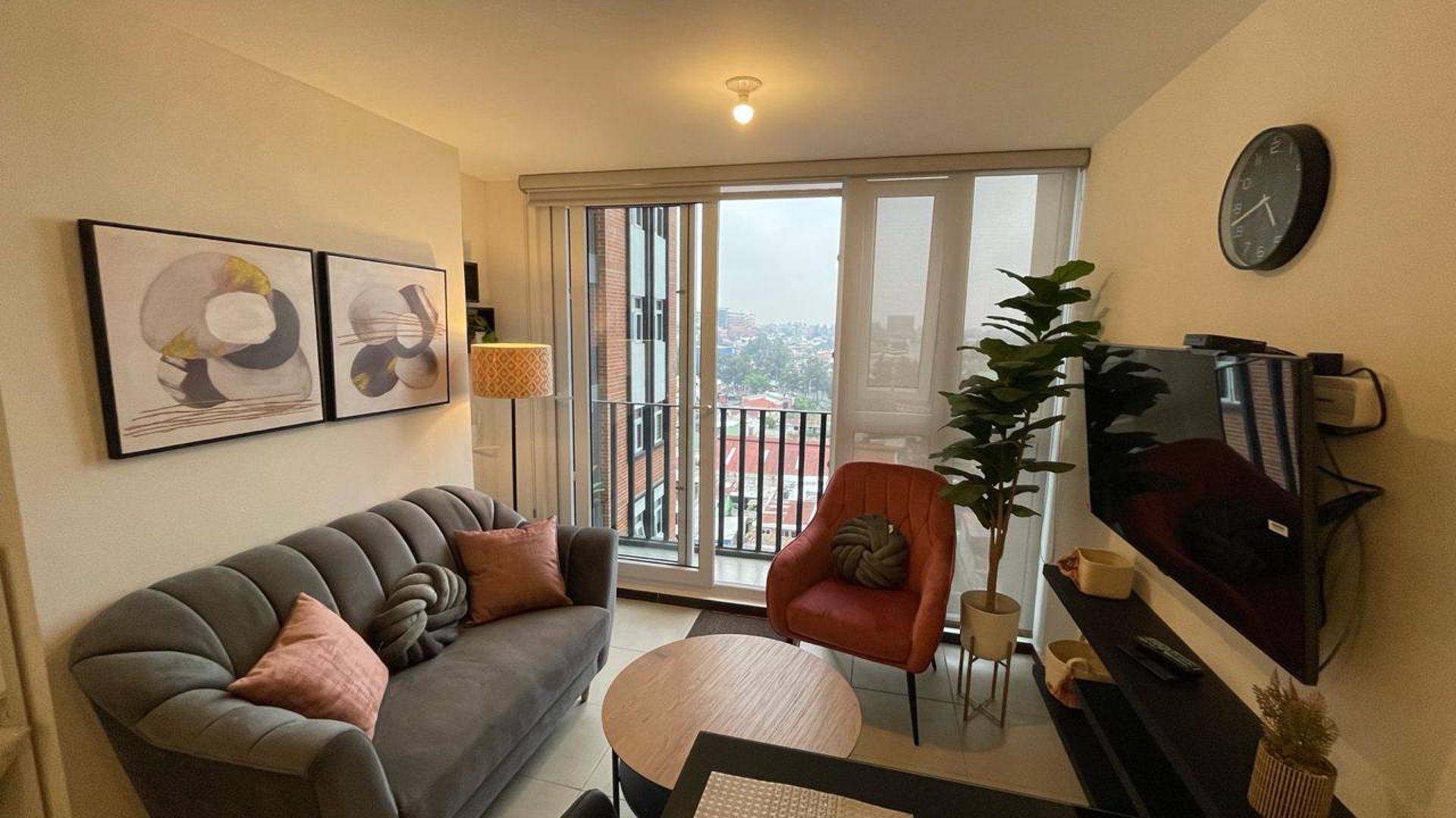Apartamento amueblado con balcon en Venta en zona 11 Ref-5111