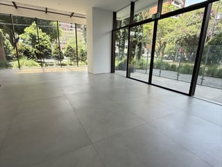 Lujoso Local Comercial con doble acceso - Image 2